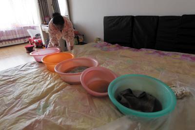信阳楼上漏水，住户失联，小区没物管，业主维权难！律师来支招……